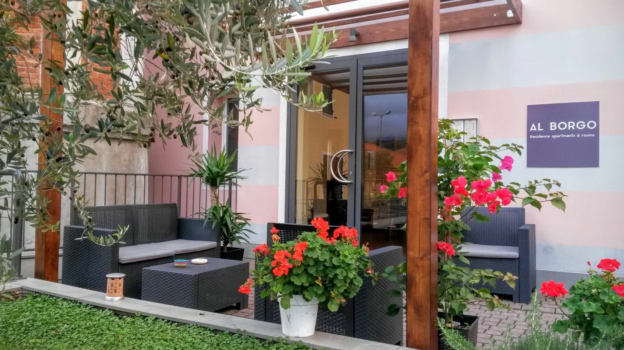 Al Borgo Aparthotel Sarzana Exteriör bild